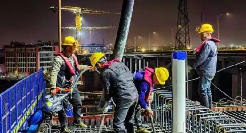 今年4月初，中江高速改扩建项目迎来重大建设节点，控制性工程西江特大桥30号主墩0号节段主梁顺利完成浇筑