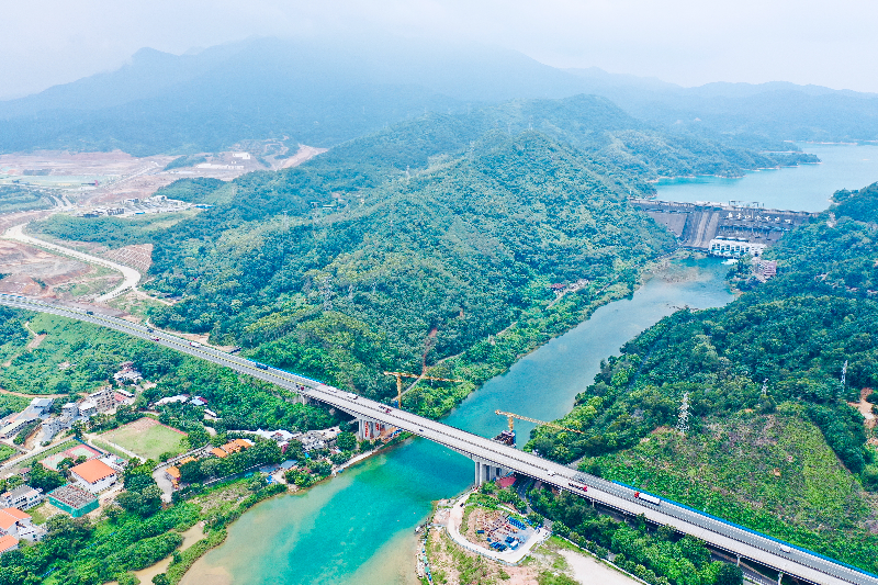 1.河惠扩建新丰江大桥跨越国家一线水源保护区万绿湖。.jpg