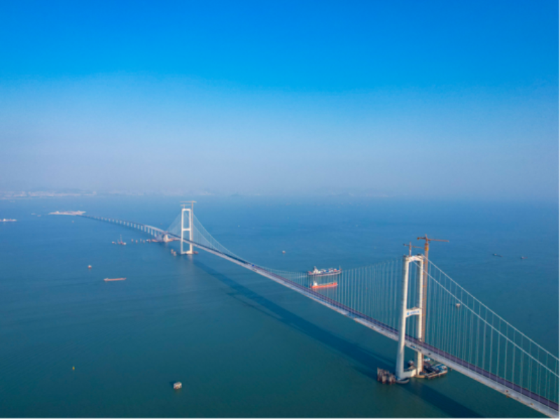 深中通道伶仃洋大桥完成左幅钢桥面首次铺装施工