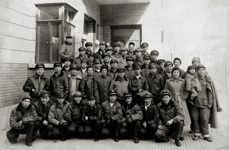 图为“两航”起义人员合影（图片由中国民用航空局档案馆提供）。