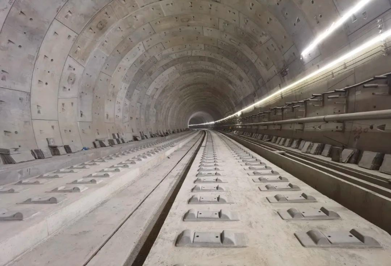 完成轨道铺设的隧道。