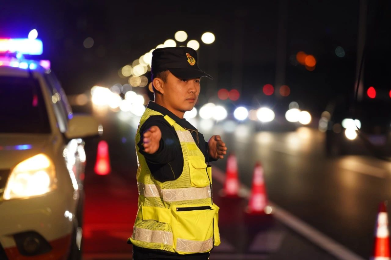 2023年12月30日，广深高速迎来车流出行高峰，路政员坚守在驻点指引交通。