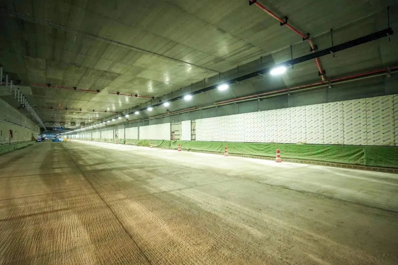 深中通道主线实现“电联通”后，将极大改善隧道内照明、通风等施工环境。