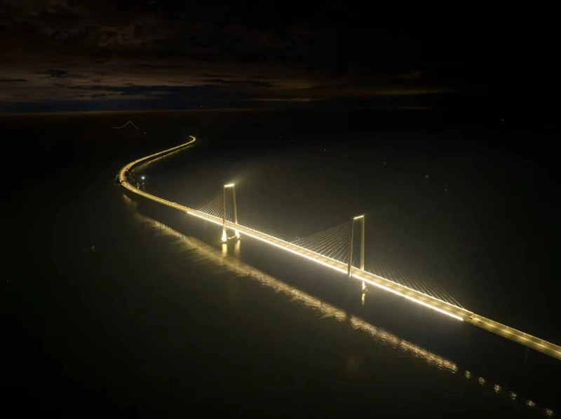 深中通道中山大桥路灯及伶仃洋大桥外轮廓灯进行通电测试。