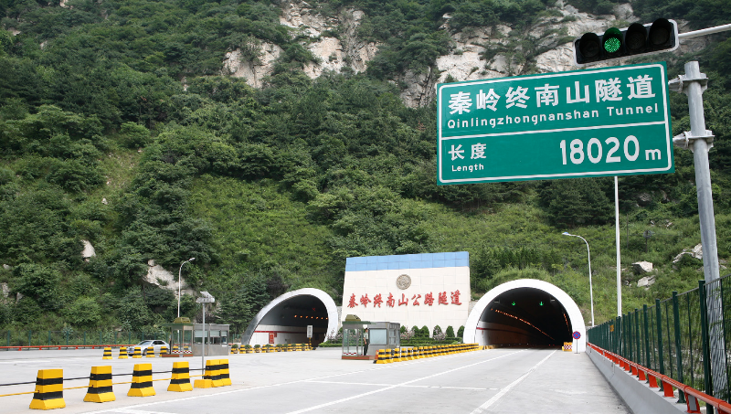 图为秦岭终南山公路隧道（图片由《中国公路》杂志社提供）。