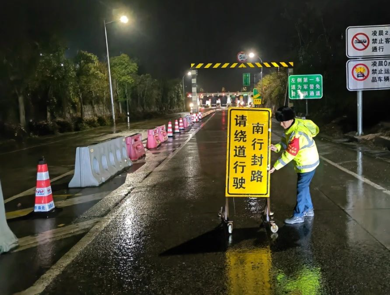 二广高速压缩车道通行，路政员正在指挥交通