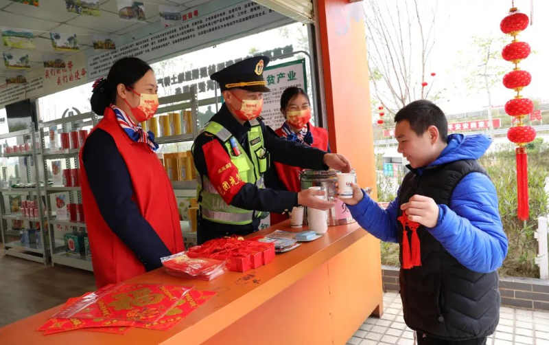 连英高速为过往司乘朋友提供姜茶暖身。图源：广东交通集团