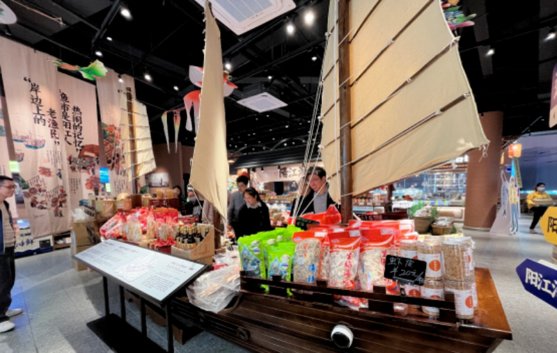 新阳江服务区摆放了以“南海一号”为模型的木船，展示陈列了阳江各类特色海产品、助农产品等。
