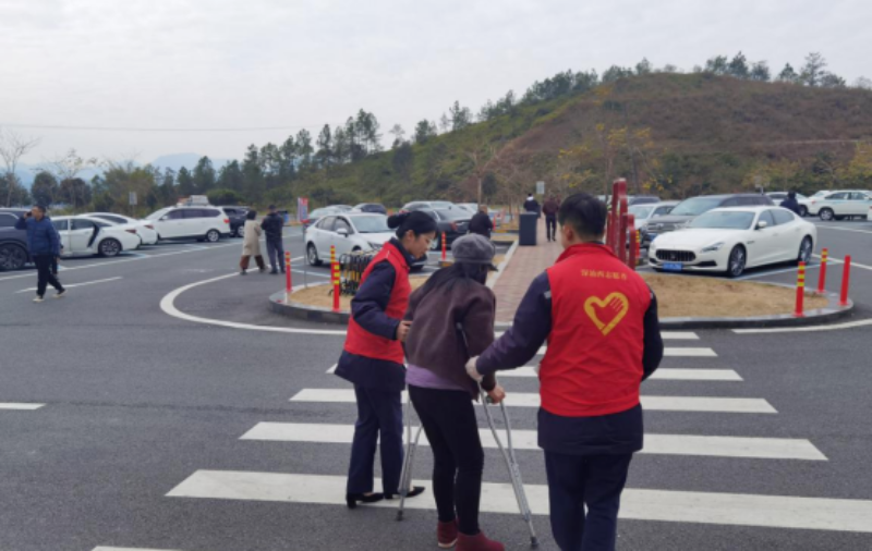 志愿者们为司乘人员提供红糖姜茶、行车指引等，并发放宣传单普及道路交通安全知识。