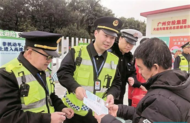 孟啸(左二)在高速公路入口开展拒超宣传。