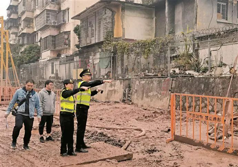 春运期间,黄茜在现场调查违规施工作业行为。