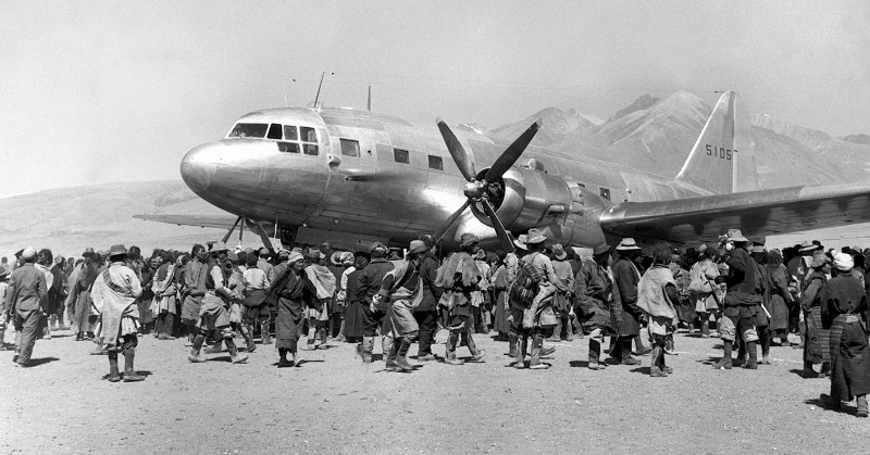 图为伊尔-18型飞机降落在拉萨当雄机场场景 ( 钱嗣杰/摄 )。