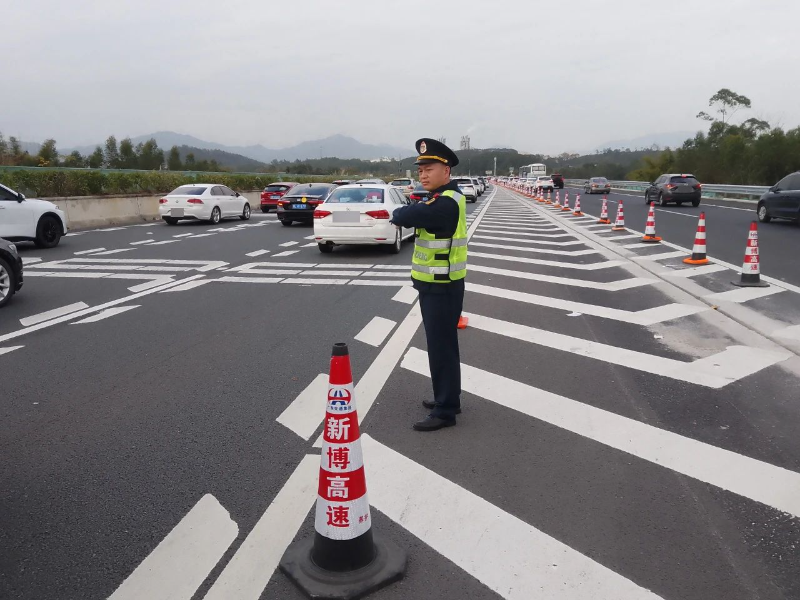 新博高速路政员疏导车流、指挥交通