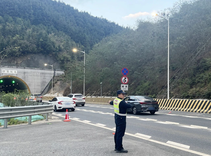 云茂高速路政员指挥车辆有序进入隧道