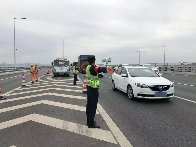 南沙大桥路政员疏导车流、指挥交通