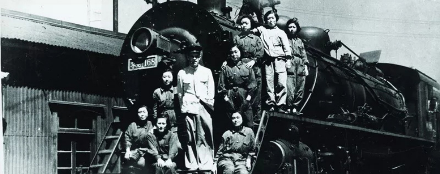 图为田桂英（左三站立者）和“三八”包车组与苏联专家的合影。（图片由中国国家铁路集团有限公司档案史志中心提供）