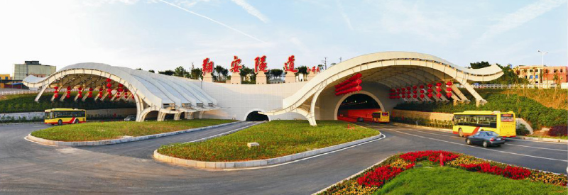 图为翔安隧道实景（图片由《中国公路》杂志社提供）。