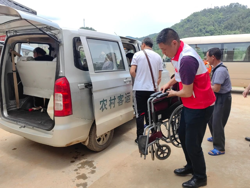 韶关粤运党员志愿者在江湾镇帮村民搬运行李