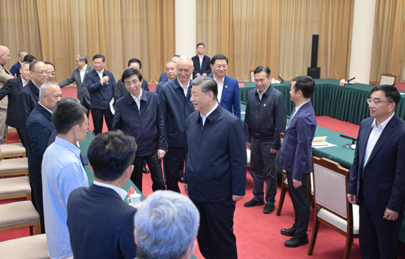 5月23日下午，中共中央总书记、国家主席、中央军委主席习近平在山东省济南市主持召开企业和专家座谈会并发表重要讲话。这是习近平同参会的企业和专家代表亲切交流。新华社记者 李涛 摄