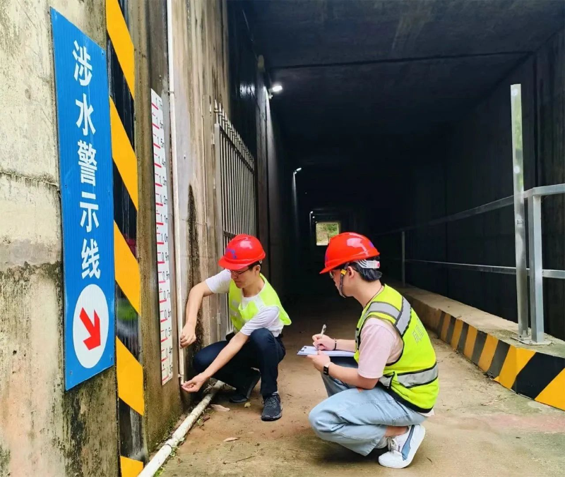 在广州市凤凰山隧道，工作人员对涵洞水位预警系统进行测试。图源：广东公路