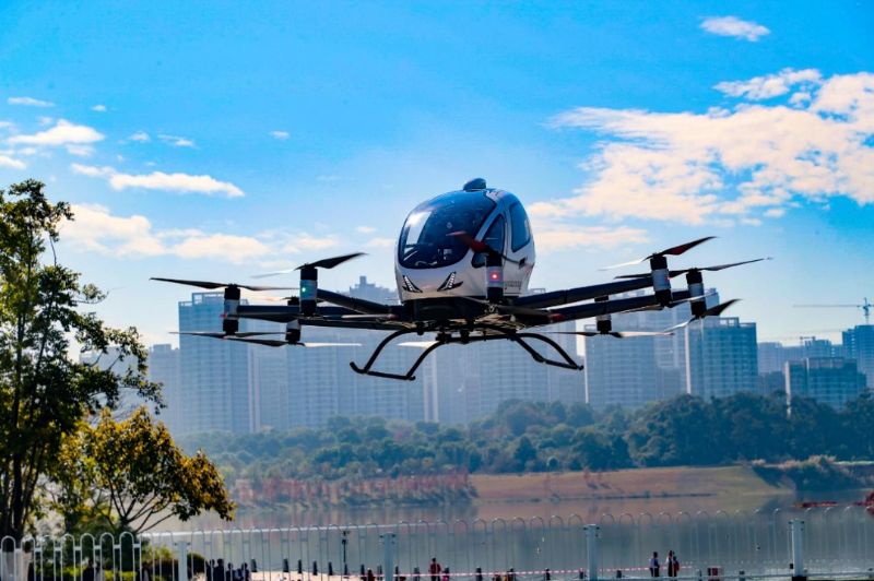 亿航EH216-S无人驾驶航空器全球商业载人首飞演示在中新广州知识城进行