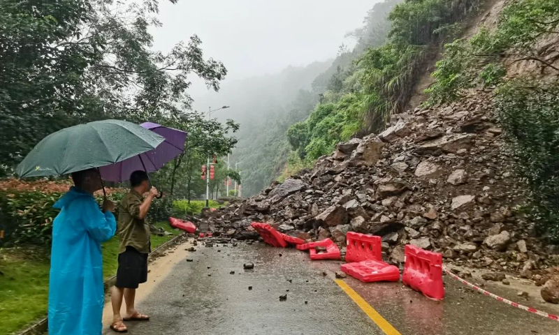 G358线平远县差干镇湍溪村合溪峰路段上边坡塌方致交通阻断。