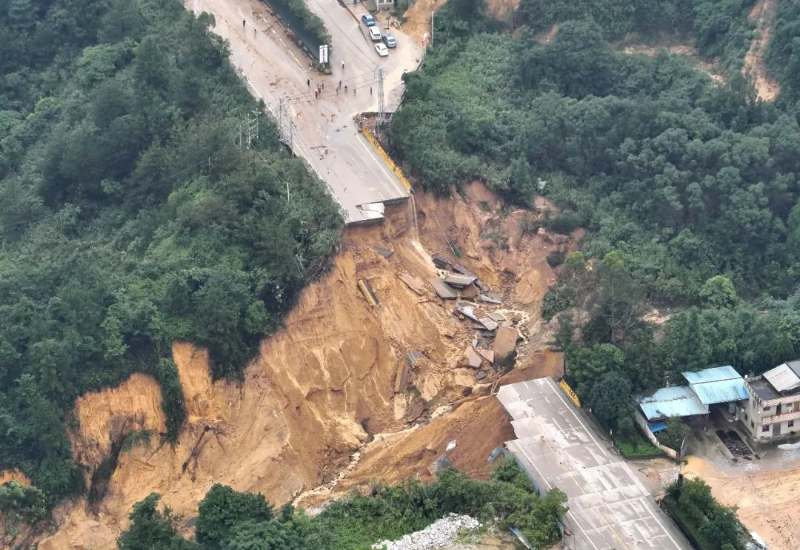 国道G205线蕉岭文福镇储村路段k2529+800m路面全幅塌方交通阻断。