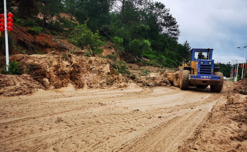 道路抢通现场，6月18日国道G358线已抢通，进入差干镇各村道路也已打通。图源：南方+
