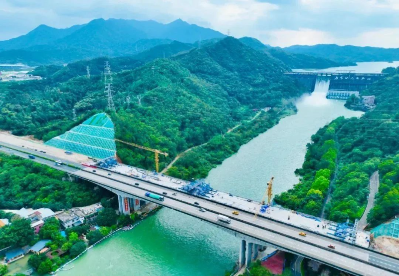长深高速河惠段改扩建项目新丰江大桥实现合龙。图源：广东国资