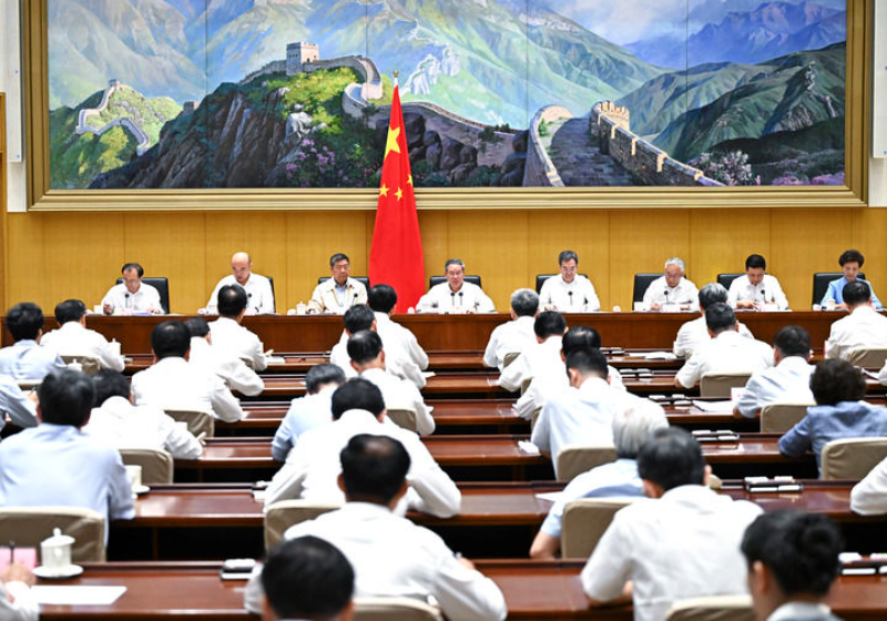 8月16日，国务院总理李强主持召开国务院第五次全体会议，深入学习贯彻党的二十届三中全会和中央政治局会议、中央政治局常委会会议精神，强调要切实用党中央精神统一思想、统一意志、统一行动，集中力量抓好改革部署的落实，以进一步全面深化改革为强大动力扎实做好各项工作，坚定不移完成全年经济社会发展目标任务。新华社记者 燕雁 摄