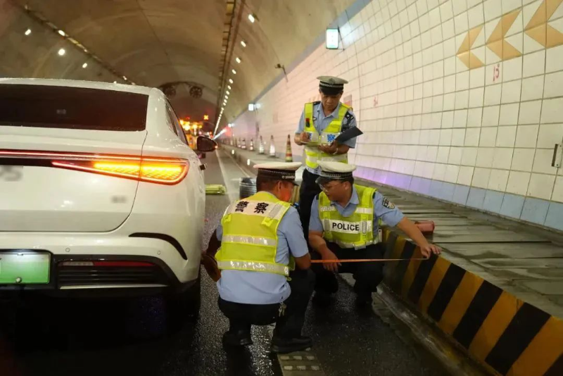 高速交警勘查事故现场