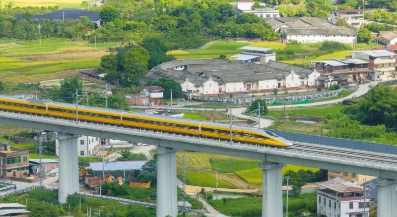 高速综合检测列车行驶在梅龙高铁梅县区南口镇锦鸡村路段。（林翔 摄）