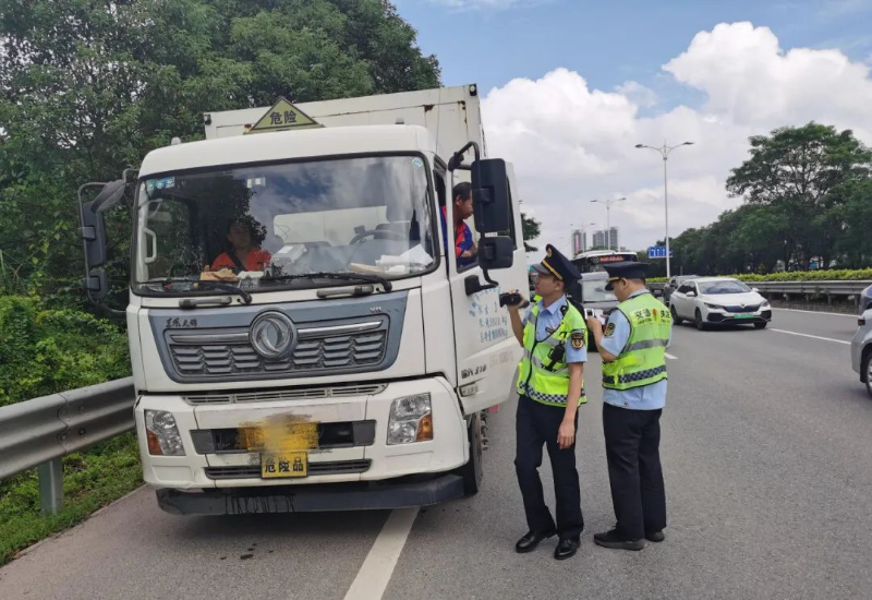 开展货运专项执法整治行动，严厉打击道路危险货物运输违法行为。 