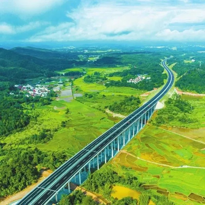 6月15日,信丰(省界)至南雄高速公路通车,粤赣两省高速通道增至6条。