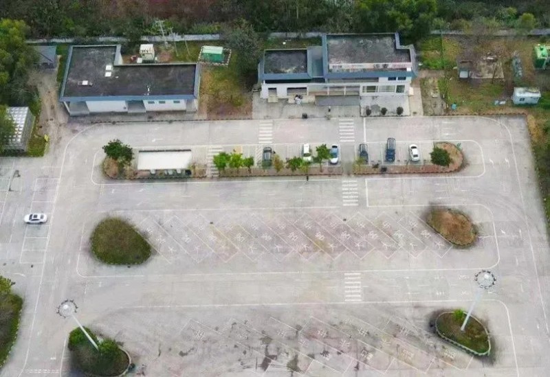 连麦停车区改造前(上图)后(下图)对比