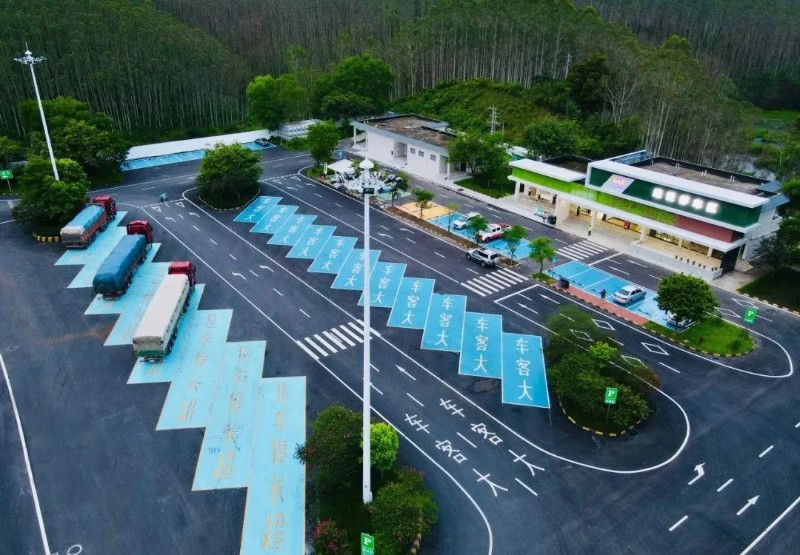 连麦停车区改造前(上图)后(下图)对比