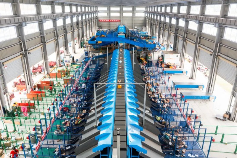 福建武平客货邮融合快递县级分拣中心。