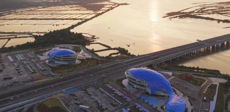 深汕西改扩建项目长沙湾服务区2024年11月投入运营，服务区主楼如跃动的鲸鱼，以海洋特色打造集多种功能于一体的滨海休闲特色服务区。
