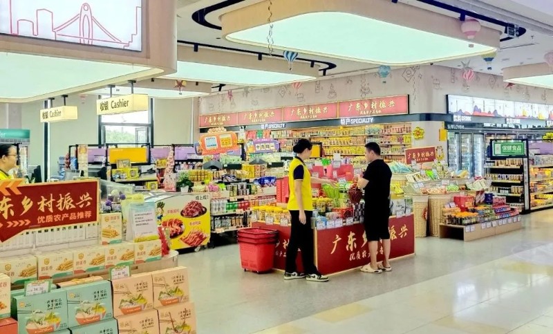 服务区内的广东乡村振兴优质农产品专柜。