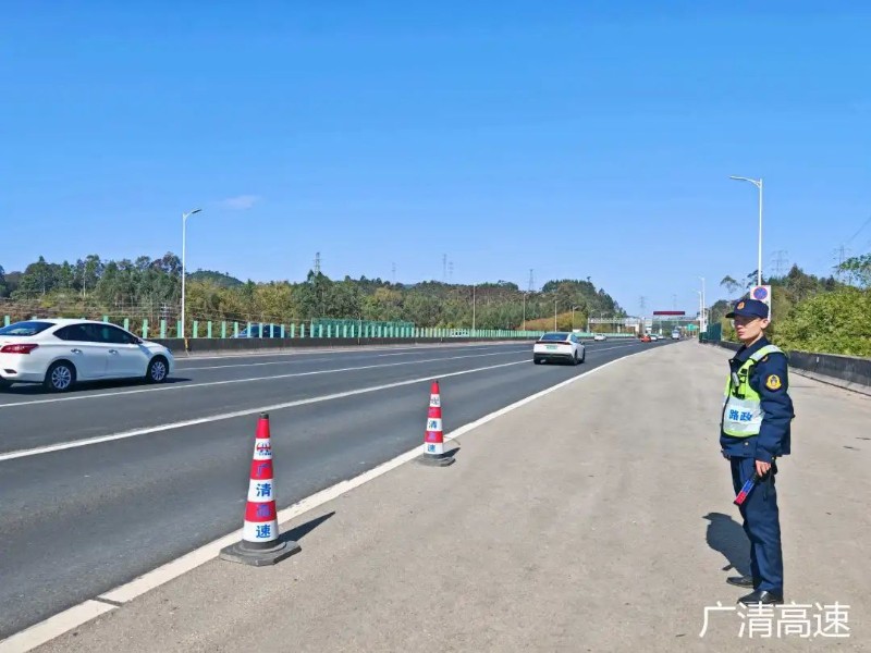 春节假期,路政员在重点路段值守。